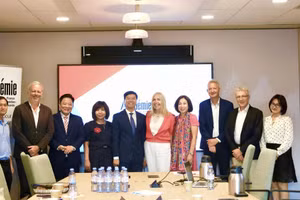 La delegación de la VOV se reúne con Marie-Christine Saragosse, presidenta y directora general del grupo francés France Médias Monde.