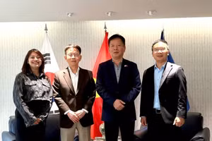 El embajador Vu Ho (segundo por la derecha) posa para una foto con dirigentes de la Fundación Sunfull. (Foto: Cortesía de la Embajada de Vietnam en Corea del Sur)