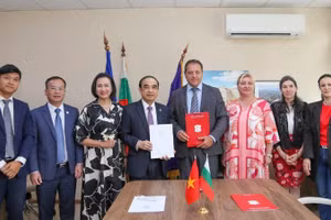 Los profesores Nguyen Huu Tu, rector de la Universidad de Medicina de Hanói, y Boycho Landjov, rector de la Universidad Médica de Sofía, firman un Memorando de Entendimiento. (Foto: Embajada de Vietnam en Bulgaria)