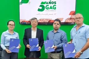 El embajador de Vietnam en Cuba, Le Quang Long (segundo desde la izquierda), asiste a la ceremonia de entrega del primer lote de arroz producido por el Grupo Thai Binh. (Foto: Embajada de Vietnam en Cuba)