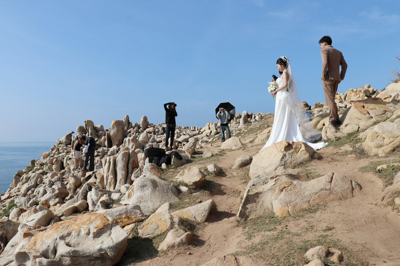 Los turistas toman fotografías en el Parque de Piedra de la Reserva Nui Chua.