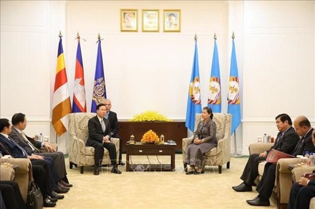 El miembro del Buró Político y permanente del Secretariado del PCV, Vo Van Thuong, sostuvo una reunión con la vicepresidenta del PPC y viceprimer ministra, Men Sam An. (Foto: VNA) El miembro del Buró Político y permanente del Secretariado del PCV, Vo Van Thuong, sostuvo una reunión con la vicepresidenta del PPC y viceprimer ministra, Men Sam An. (Foto: VNA)