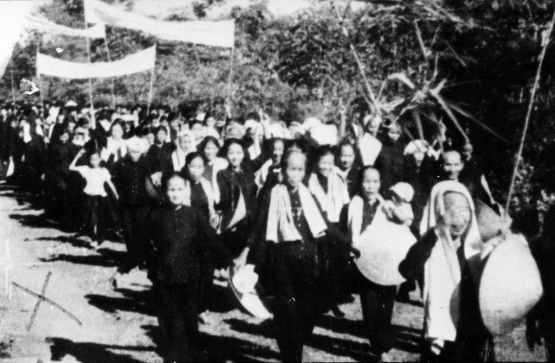 El 17 de enero de 1960, bajo el liderazgo del Partido, el Comité partidista de la provincia de Ben Tre en ese entonces llamó al pueblo a realizar el movimiento Dong Khoi. Millones de personas, sin distinción de edad, género, etnia o religión, se unieron con determinación para levantarse en insurrección, creando un fuerte y extenso movimiento revolucionario que cambió la lucha en el Sur de Vietnam de una estrategia defensiva a una ofensiva. En el movimiento "Dong Khoi" surgió el "Ejército de pelo largo", un símbolo vivo de la tradición del pueblo vietnamita de luchar contra los invasores, en el que "cuando el enemigo llega, incluso las mujeres luchan". En la imagen: El "Ejército de pelo largo" de Ben Tre luchando contra el régimen de Ngo Dinh Diem. Foto: Archivo de VNA. El 17 de enero de 1960, bajo el liderazgo del Partido, el Comité partidista de la provincia de Ben Tre en ese entonces llamó al pueblo a realizar el movimiento Dong Khoi. Millones de personas, sin distinción de edad, género, etnia o religión, se unieron con determinación para levantarse en insurrección, creando un fuerte y extenso movimiento revolucionario que cambió la lucha en el Sur de Vietnam de una estrategia defensiva a una ofensiva. En el movimiento "Dong Khoi" surgió el "Ejército de pelo largo", un símbolo vivo de la tradición del pueblo vietnamita de luchar contra los invasores, en el que "cuando el enemigo llega, incluso las mujeres luchan". En la imagen: El "Ejército de pelo largo" de Ben Tre luchando contra el régimen de Ngo Dinh Diem. Foto: Archivo de VNA.