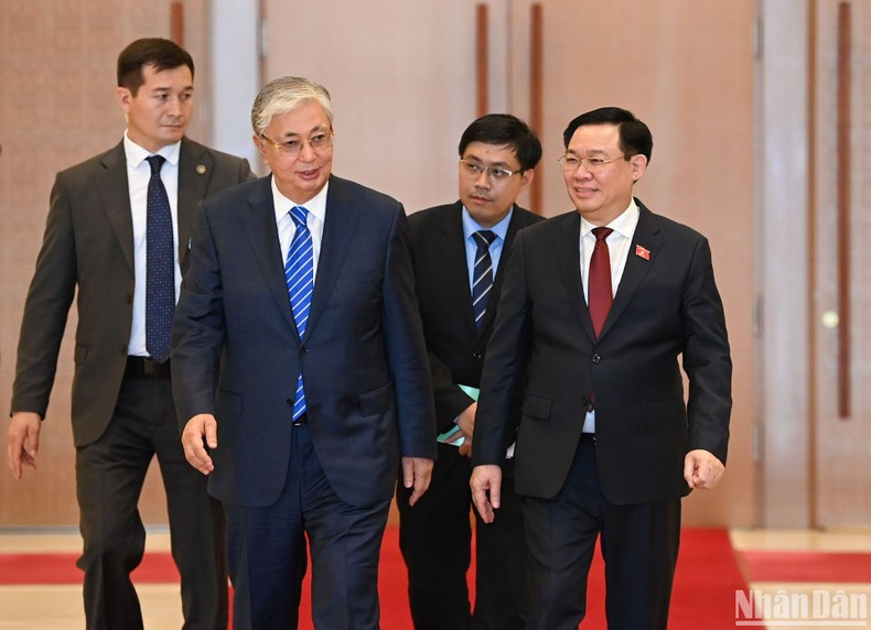 Ambos dirigentes intercambian opiniones después de las conversaciones.