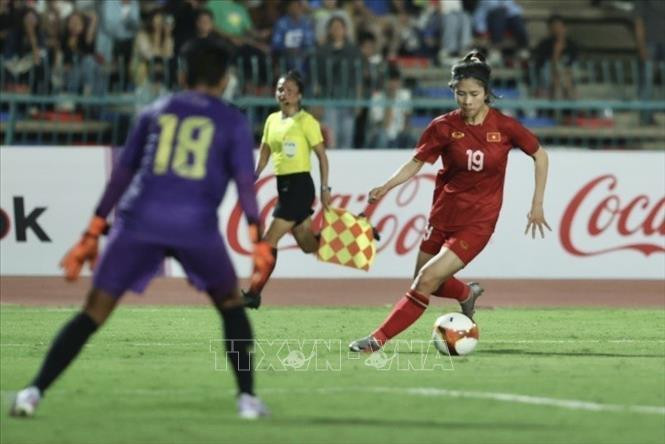 Las jugadoras vietnamitas aplauden después de que Thanh Nha eleva el marcador a 2 - 0 en el minuto 75.