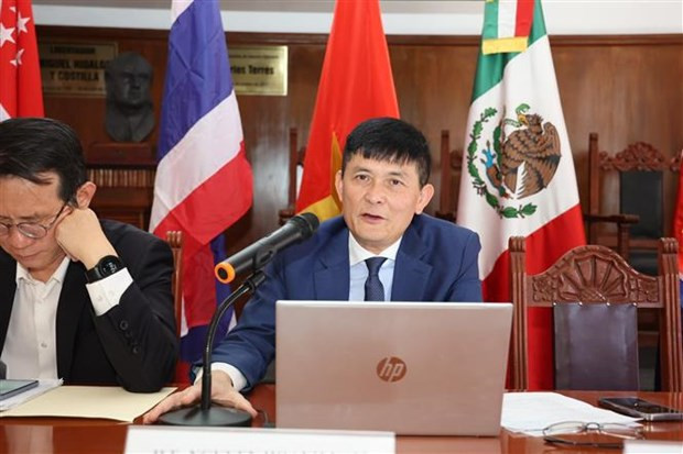 El embajador de Vietnam en México, Nguyen Hoanh Nam, habla en el evento.