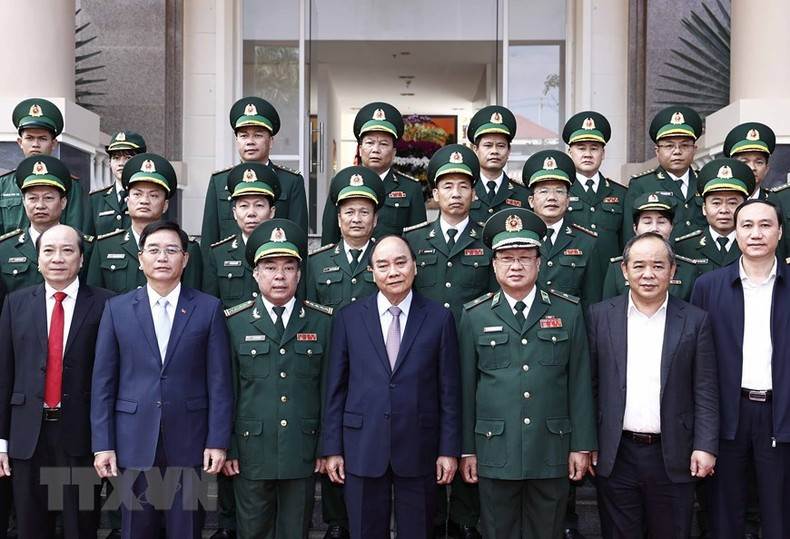 El presidente Nguyen Xuan Phuc y el Alto Mando de la Guardia Fronteriza de Dak Lak. El presidente Nguyen Xuan Phuc y el Alto Mando de la Guardia Fronteriza de Dak Lak.