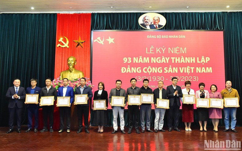 La Junta Permanente del Comité del PCV del diario Nhan Dan entregó certificados de mérito a los órganos partidistas y militantes.