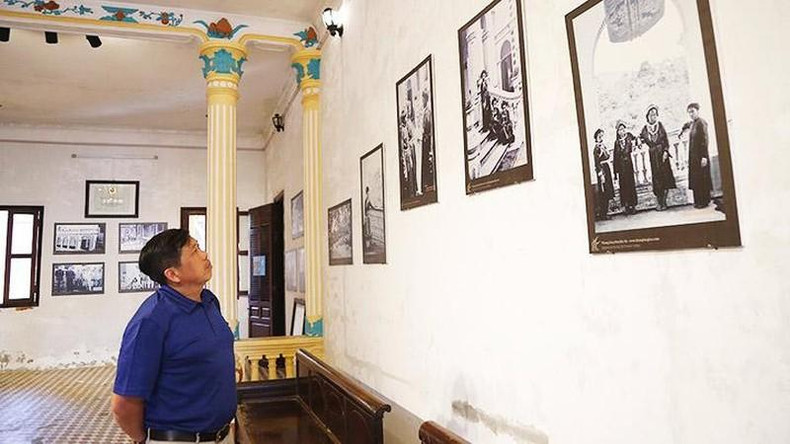 Fotos que reflejan la historia del palacio se exhiben en las habitaciones. Fotos que reflejan la historia del palacio se exhiben en las habitaciones.