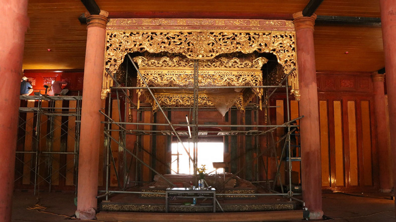 Buu tan, donde se ubica el trono del Rey es cuidadosamente conservado durante el proceso de restauración.