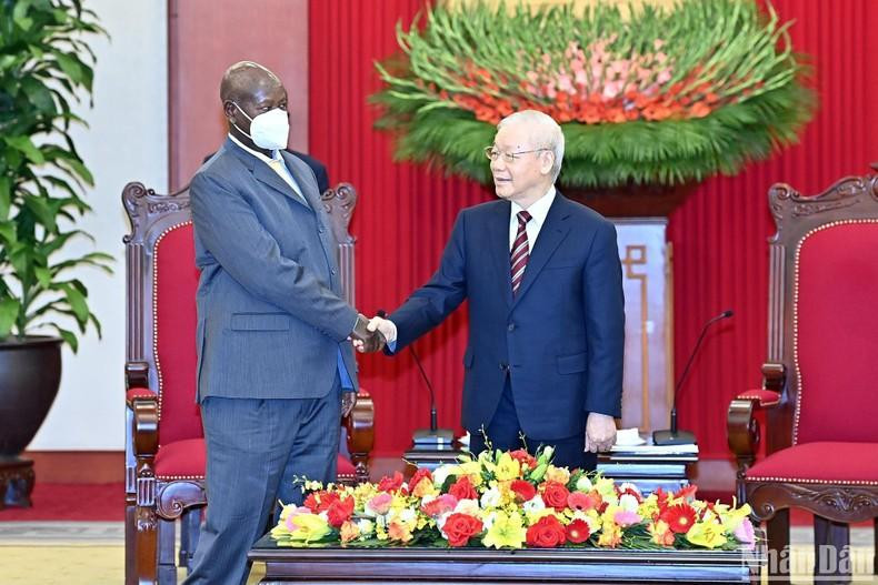 El máximo dirigente partidista vietnamita, Nguyen Phu Trong y el presidente de Uganda, Yoweri Kaguta Museveni, en la reunión. El máximo dirigente partidista vietnamita, Nguyen Phu Trong y el presidente de Uganda, Yoweri Kaguta Museveni, en la reunión.