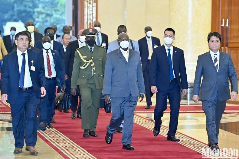 La delegación de alto rango de Uganda, encabezada por el presidente Yoweri Kaguta Museveni, llega a la sede del Comité Central del PCV. La delegación de alto rango de Uganda, encabezada por el presidente Yoweri Kaguta Museveni, llega a la sede del Comité Central del PCV.