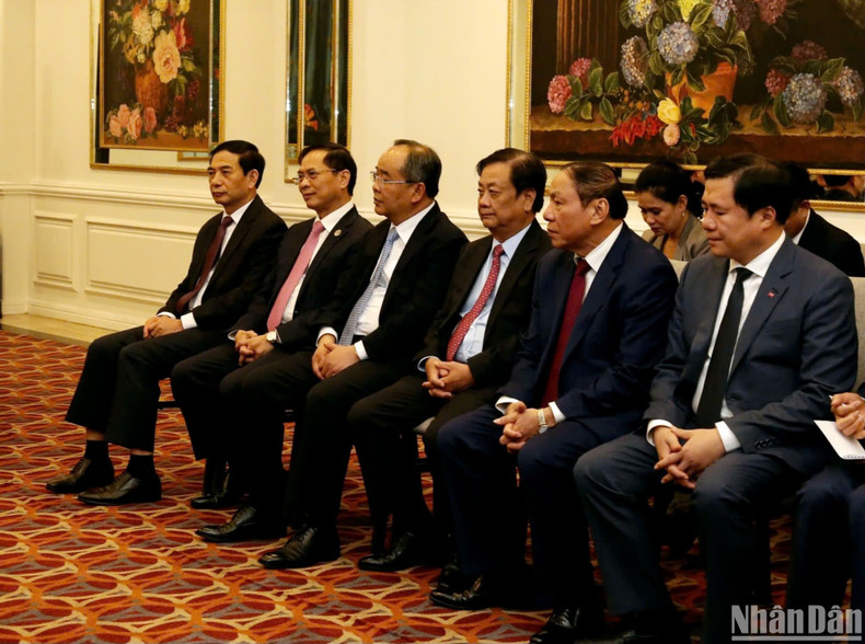 Delegados vietnamitas en la cita.