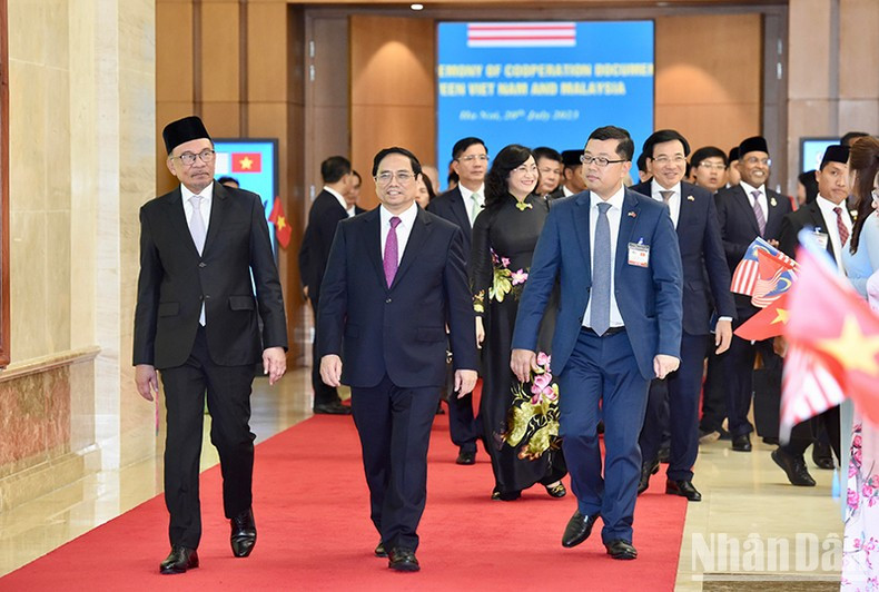 El premier Pham Minh Chinh y su similar malasio, Anwar Ibrahim.