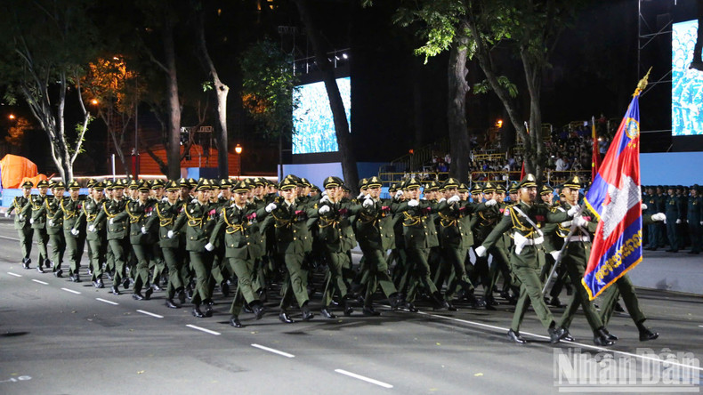 El desfile de las fuerzas armadas reales de Camboya.