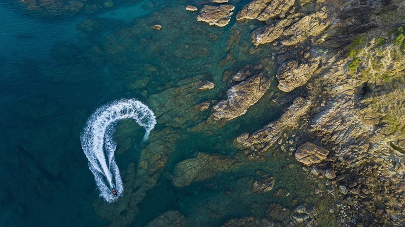 Al llegar a Eo Gio, los visitantes pueden experimentar navegar en una canoa. Al llegar a Eo Gio, los visitantes pueden experimentar navegar en una canoa.