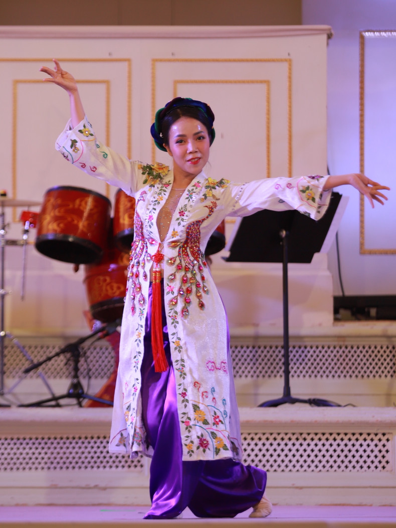 Las actuaciones reflejan la belleza del país y de la gente de Vietnam y Rusia, y elogian la buena amistad de larga data bilateral. Las actuaciones reflejan la belleza del país y de la gente de Vietnam y Rusia, y elogian la buena amistad de larga data bilateral.