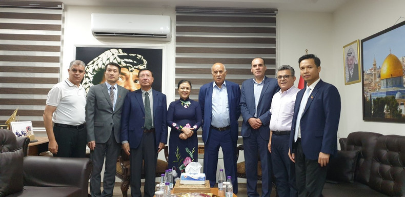 La delegación vietnamita se reúne con el miembro permanente del Secretariado del FATAH, Jibril M.M. Alrajoub. La delegación vietnamita se reúne con el miembro permanente del Secretariado del FATAH, Jibril M.M. Alrajoub.