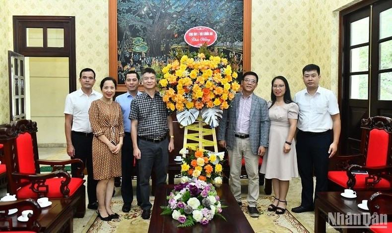 La delegación del Departamento B01 felicita al periódico Nhan Dan.