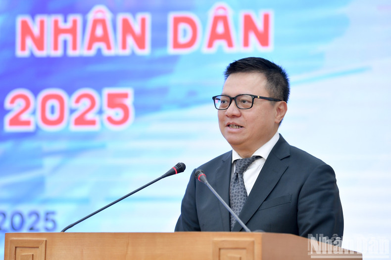 El presidente-editor del periódico Nhan Dan, Le Quoc Minh, habla en el evento.