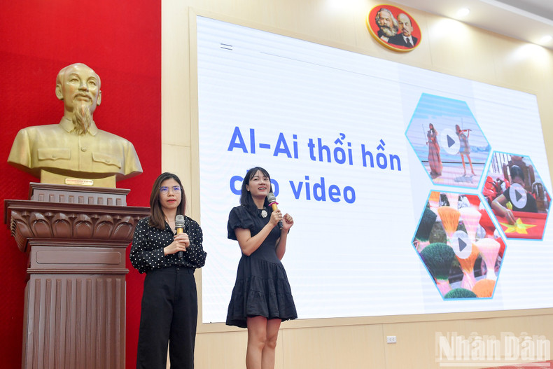 Las periodistas Minh Thu y Trang Ngan, del Departamento de Idiomas Extranjeros, de la Redacción de Nhan Dan Digital, presentan sus iniciativas en el evento.