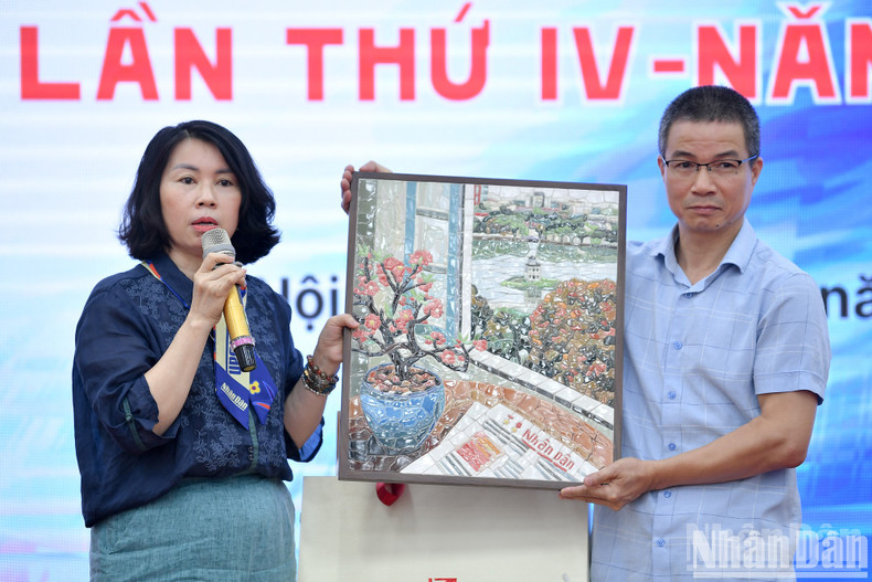 La camarada Phan Thanh Phong presenta los productos creativos de la Redacción de Temas Especiales.