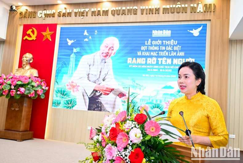 Le Thi Phuong, directora de la Zona de Reliquias del Presidente Ho Chi Minh, interviene en la cita.