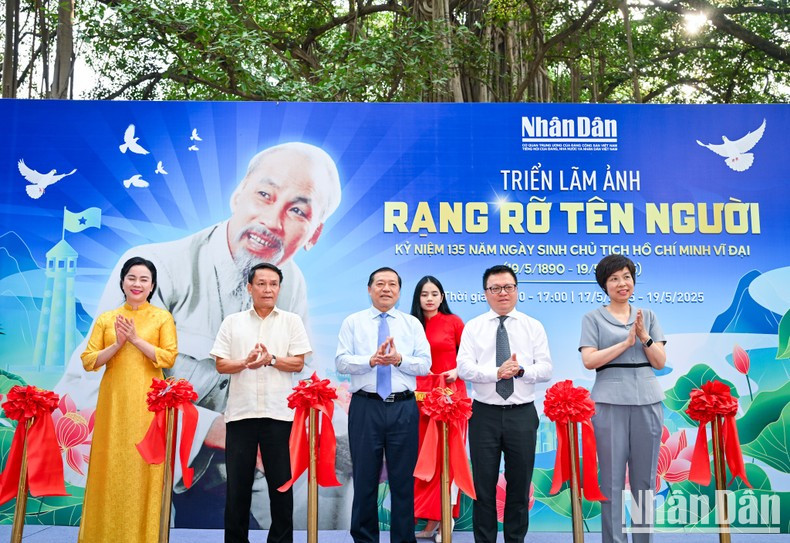 Diario Nhan Dan inaugura exposición fotográfica por el 135º natalicio del Presidente Ho Chi Minh ảnh 1