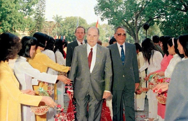 El presidente vietnamita Le Duc Anh (derecha) y su homólogo francés François Mitterrand durante su visita oficial a Hanói en 1993. El presidente vietnamita Le Duc Anh (derecha) y su homólogo francés François Mitterrand durante su visita oficial a Hanói en 1993.