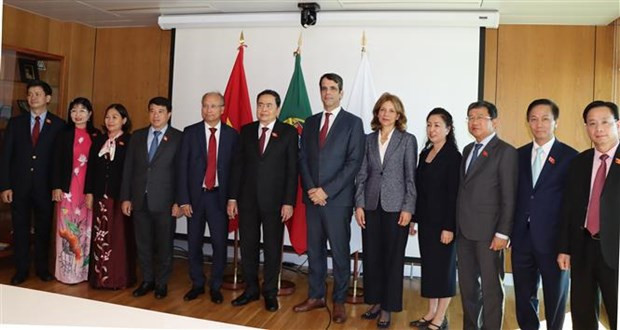 El vicepresidente permanente de la Asamblea Nacional de Vietnam, Tran Thanh Man, se reúne con representantes de AICEP Portugal.