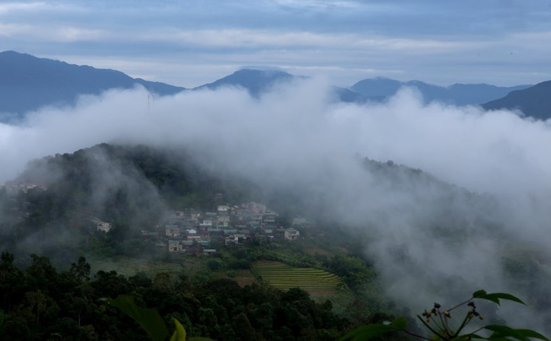 La aldea de Me Giong de la gente minoritaria Ha Nhi se esconde entre las montañas con nubes, pareciendo un hermoso cuadro.