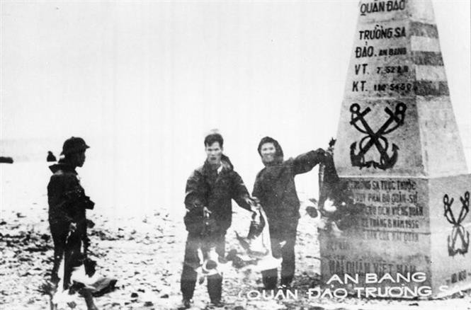 Las unidades del 126º Regimiento toman el control de la isla An Bang en el archipiélago de Truong Sa, el 28 de abril de 1975.