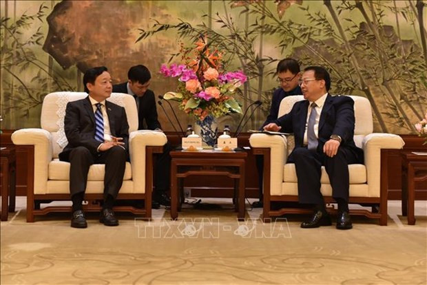 El viceprimer ministro de Vietnam Tran Hong Ha y el alcalde de Shanghái, Gong Zheng. El viceprimer ministro de Vietnam Tran Hong Ha y el alcalde de Shanghái, Gong Zheng.