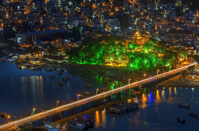 Camina hacia las Torres de Ponagar.