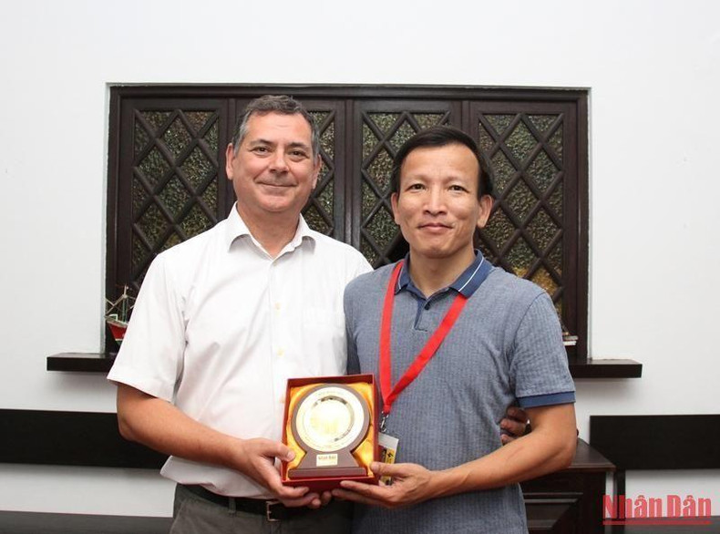 El periódico Nhan Dan entrega un recuerdo a Pedro Guerreiro, jefe de Comisión de Asuntos Exteriores del PCP.