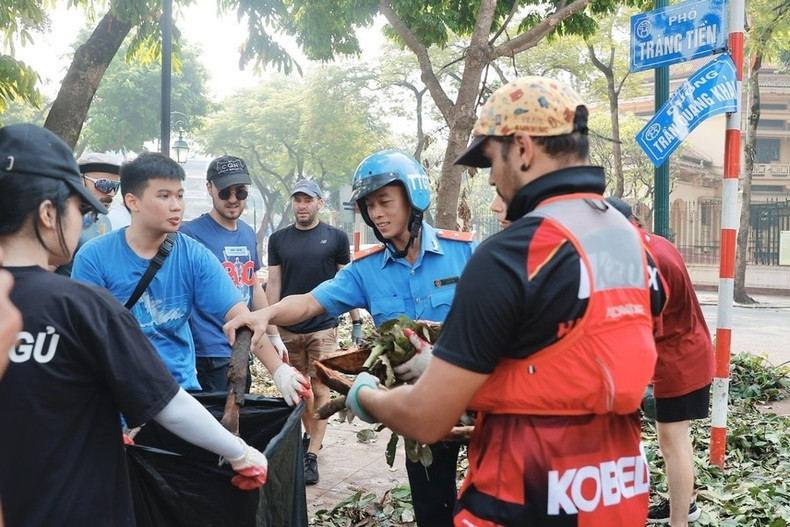 Los voluntarios extranjeros se unen a las fuerzas de limpieza y saneamiento ambiental en el distrito de Hoan Kiem. Los voluntarios extranjeros se unen a las fuerzas de limpieza y saneamiento ambiental en el distrito de Hoan Kiem.