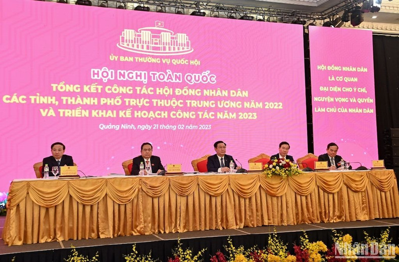 El presidente de la Asamblea Nacional, Vuong Dinh Hue, el integrante permanente del Secretariado del Comité Central del Partido Comunista de Vietnam (PCV), Vo Van Thuong, y el vicepresidente permanente legislativo, Tran Thanh Man, presiden el evento.