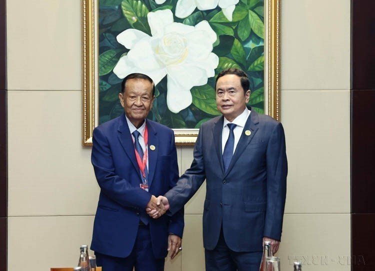 El presidente de la Asamblea Nacional de Vietnam, Tran Thanh Man, (derecha) se reúne con el presidente de la Cámara de Representantes de Tailandia, Wan Muhamad Noor Matha, durante su participación en la AIPA-45 en Vientián (Laos), el 19 de octubre de 2024.