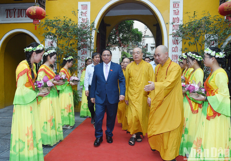 El jefe de Gobierno llega a la pagoda Quan Su. El jefe de Gobierno llega a la pagoda Quan Su.