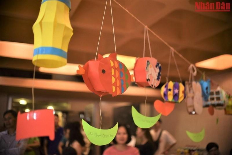 Los propios niños diseñan y estilizan decenas de faroles. Los propios niños diseñan y estilizan decenas de faroles.