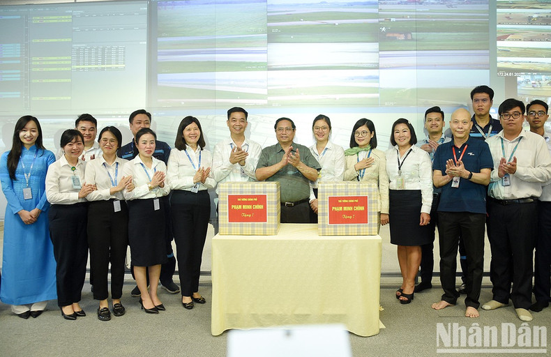Minh Chinh entrega obsequios al Centro de Operaciones del aeropuerto de Noi Bai. Minh Chinh entrega obsequios al Centro de Operaciones del aeropuerto de Noi Bai.