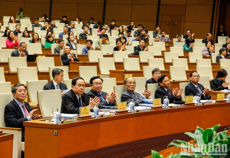 El presidente del Parlamento, Vuong Dinh Hue, el extitular legislativo Nguyen Sinh Hung, los vicepresidentes del Parlamento y otros delegados asisten al evento. El presidente del Parlamento, Vuong Dinh Hue, el extitular legislativo Nguyen Sinh Hung, los vicepresidentes del Parlamento y otros delegados asisten al evento.