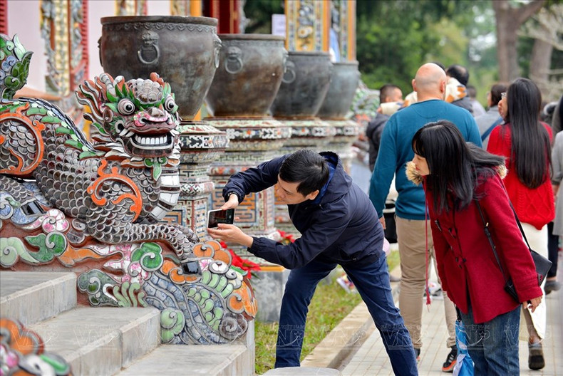 La belleza única de la técnica del mosaico de porcelana atrae la atención especial de los visitantes. La belleza única de la técnica del mosaico de porcelana atrae la atención especial de los visitantes.