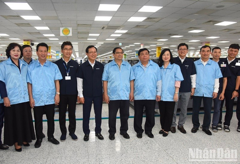 Minh Chinh y miembros de Samsung Electronics Vietnam en el evento. Minh Chinh y miembros de Samsung Electronics Vietnam en el evento.