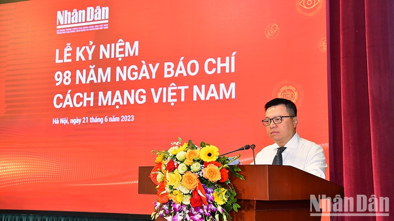 Le Quoc Minh, también miembro del Comité Central del Partido Comunista de Vietnam y subjefe de su Comisión de Comunicación y Educación y presidente de la Asociación de Periodistas del país (APV) interviene.