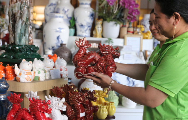 El dragón representa el poder real y, según la leyenda, es la mascota más antigua. Muchas personas aman la imagen del dragón porque simboliza la riqueza y la prosperidad.