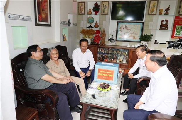 El primer ministro Pham Minh Chinh realiza una visita para entregar obsequios a Pham Thi Xinh, inválida de guerra en el distrito de Ben Luc. El primer ministro Pham Minh Chinh realiza una visita para entregar obsequios a Pham Thi Xinh, inválida de guerra en el distrito de Ben Luc.