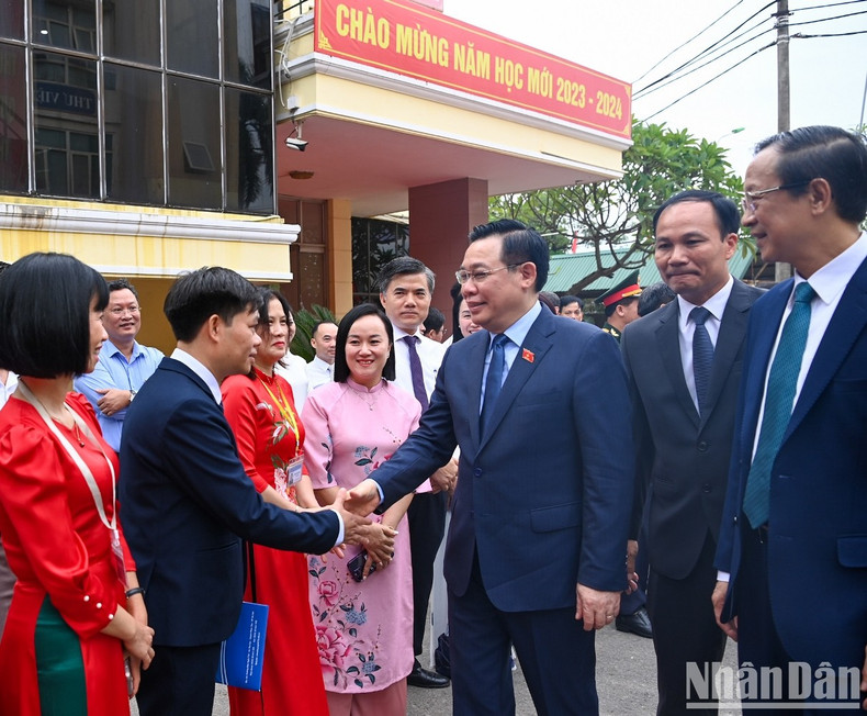 El presidente de la Asamblea Nacional con profesores y estudiantes de la escuela. El presidente de la Asamblea Nacional con profesores y estudiantes de la escuela.