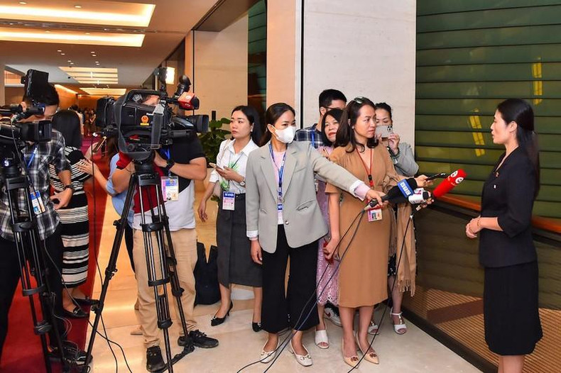 La delegada de la provincia de Quang Tri, Ho Thi Minh, conceda una entrevista a agencias de noticias y prensa.