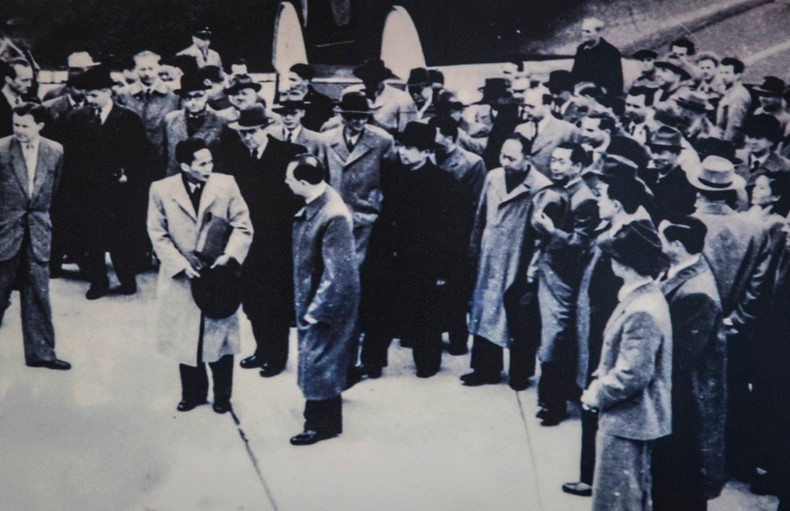El viceprimer ministro y ministro interino de Relaciones Exteriores de Vietnam, Pham Van Dong, jefe de la delegación del Gobierno de la República Democrática de Vietnam (actual República Socialista de Vietnam), asiste a la Conferencia de Ginebra, el 4 de mayo de 1954. El viceprimer ministro y ministro interino de Relaciones Exteriores de Vietnam, Pham Van Dong, jefe de la delegación del Gobierno de la República Democrática de Vietnam (actual República Socialista de Vietnam), asiste a la Conferencia de Ginebra, el 4 de mayo de 1954.